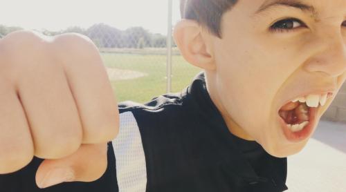 Este copilul tău violent? Iată când să ți faci griji, conform unui celebru psiholog: „Creșterea are suișuri și coborâșuri, cu pași înainte și înapoi”