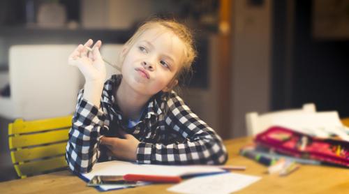 „Este neatent!” „Nu se concentrează deloc!” Specialiștii spun că nu ne naștem cu această abilitate, ci o construim pas cu pas