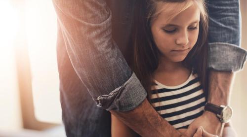 Expresii prin care copiii profund nefericiți cer, de fapt, ajutor. Experții explică semnificațiile ascunse din spatele lor: „NU exagerează, NU sunt dramatici!”