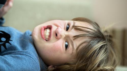 Expresiile deosebit de eficiente pentru a ți calma copilul când are o criză de nervi, potrivit unui expert în parenting: „Acționează asupra sistemului lui nervos și îl ajută să se liniștească”