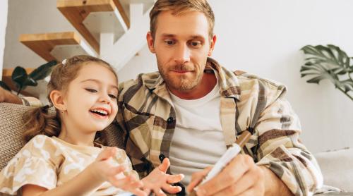 „Folosește aceste cinci afirmații când îți înveți copilul despre bani. Sunt mult mai eficiente decât lecțiile plictisitoare”, spune un tată milionar