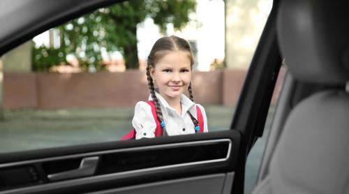 Îți iei copilul de la școală cu mașina în fiecare zi? Un cardiolog îi avertizează pe părinți: „Modelează un stil de viață periculos”