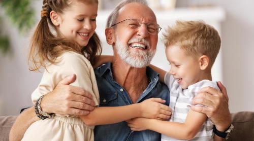 Lucruri pe care bunicii prea implicați le fac și care îi frustrează pe părinți, fără să își dea seama