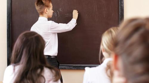 „Nota elevului reflectă și modul în care profesorul a știut să predea noțiunea”. O profesoară explică de ce notele mici repetate nu mai sunt problema copilului