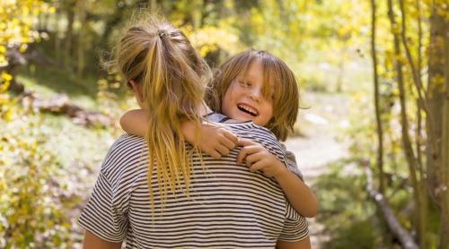 Obiceiurile părinților care îi fac pe copii să se simtă inteligenți, curajoși și încrezători, explicate de o neurocercetătoare de la Universitatea din Chicago