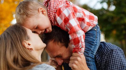 Părinții care fac aceste 7 lucruri cresc copii respectuoși, chiar dacă nu își dau seama, spune Dr. Shefali