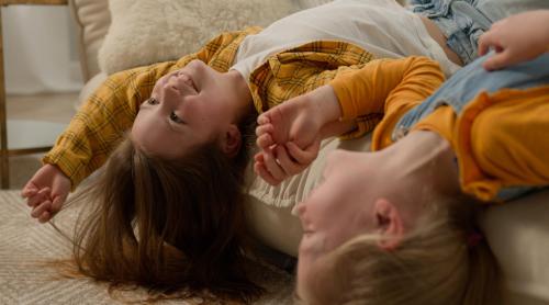 Părinții din întreaga lume dezvăluie cele mai hilare trucuri de parenting pe care le folosesc pentru a i face pe copii să asculte