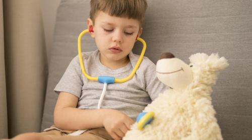 Pneumonia la copii. Semnele timpurii la care părinții trebuie să fie atenți, potrivit unui medic pediatru