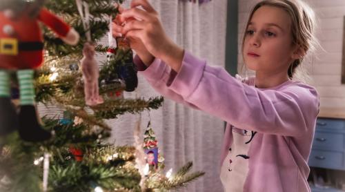 Preadolescenți de Crăciun: cum să continui să te conectezi cu ei atunci când nu mai cred în magie, dar încă au nevoie de ea