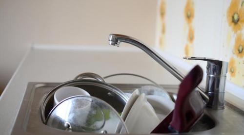 Pune sare în chiuvetă seara și las o până dimineața. Rezultatul te va uimi