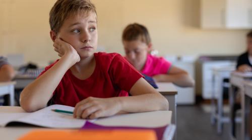 Semnele subtile că al tău copil este mai avansat decât colegii de clasă, potrivit experților în educație: „NU toți elevii care se plictisesc la școală sunt leneși!”