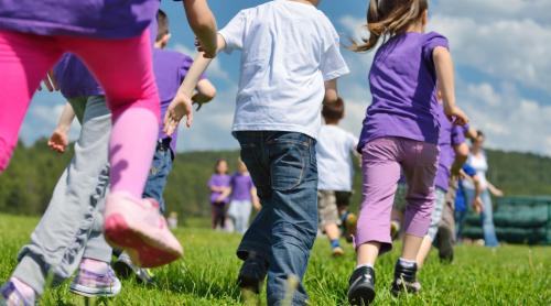 „Sunt atât de dezvoltați pentru vârsta lor…” De ce copiii din ziua de azi par să crească mai repede?