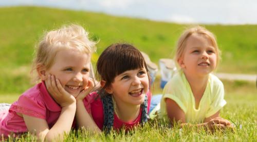 Țara în care copiii nu merg la școală până la 7 ani, nu au teme și totuși ajung printre cei mai inteligenți din lume. Secretul pe care părinții îl caută