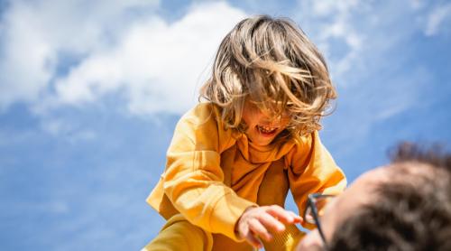 Trăsături ale părinților care cresc copii rezilienți emoțional, conform psihologilor. Recunoști unele dintre aceste caracteristici?