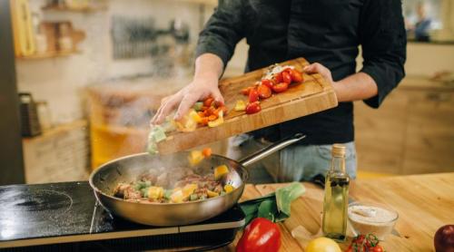 Trucul care te scapă de mirosul de prăjeală după ce ai gătit