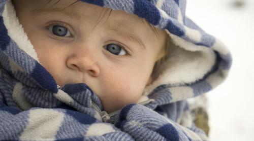 Trucul suprem pentru a ști dacă bebelușului tău îi este frig, potrivit unui pediatru