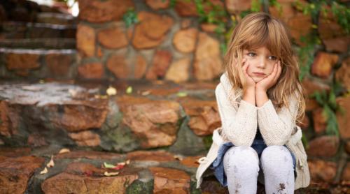 Videoclipul cu această fetiță care povestește hărțuirea pe care o îndură la școală îi șochează pe internauți / VIDEO