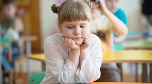 Violența fizică sau verbală împotriva copiilor acasă afectează rezultatele lor la școală, conform unui nou studiu