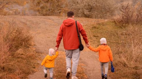 13 lucruri pe care Milenialii și ar fi dorit ca părinții lor să le fi făcut diferit: „Generația noastră a trăit multă durere”