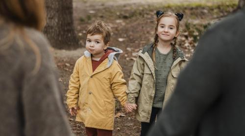 9 lucruri care îi sperie pe părinții de azi, dar care, de fapt, nu sunt deloc o problemă. Experți: „Nu influențează dezvoltarea copilului așa cum se crede”