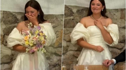 „Am plâns cu toții la acest videoclip!” La nunta ei, o profesoară izbucnește în lacrimi când descoperă surpriza elevilor ei / VIDEO