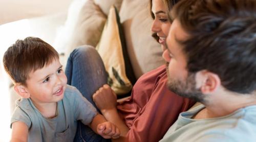 Ar trebui să ți corectezi copilul când face greșeli de exprimare? Opinia unui logoped