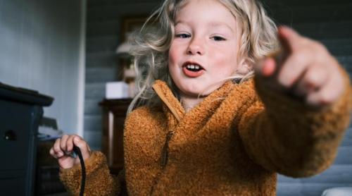 Când înjură copilul tău, ce faci? Ce arată un studiu recent despre toleranța părinților