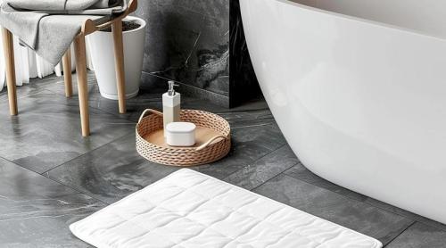 Cât de des trebuie schimbat covorașul de baie pentru o baie curată și sănătoasă