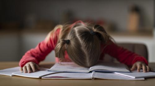 Cât timp ar trebui să facă temele copilul tău? Date ştiinţifice de la cercetători şi recomandări pentru părinţi din studii