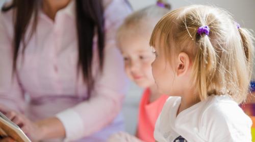 Cauzele dezvoltării scăzute a vorbirii la copiii sub cinci ani. Secretar Educație: „Ajung la grădiniță sau la școală și le este greu să poarte conversații”