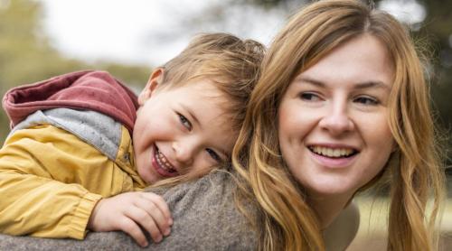 Ce este „parentingul intențional” și de ce rezoluțiile de tip „nu voi mai țipa la copilul meu” se prăbușesc înainte de februarie