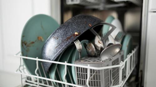Ce să nu mai bagi niciodată în mașina de spălat vase