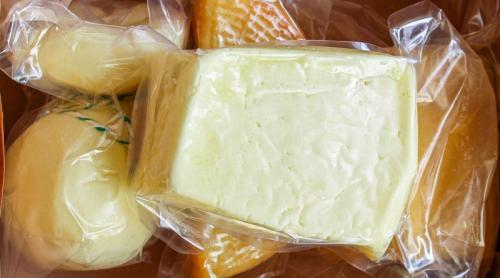 Ce se întâmplă cu brânza când o păstrezi în pungi sau caserole de plastic