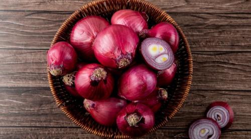 Ce sunt petele negre de pe ceapa roșie