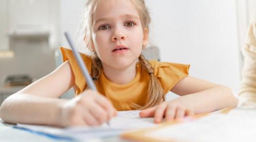 Copiii care scriu cu creionul sunt mai inteligenți decât cei care folosesc tastatura, arată un studiu norvegian