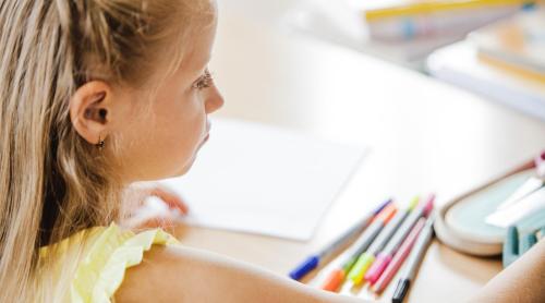 Copiii pierd o abilitate de bază care se învăța înainte între 6 și 8 ani. Ce a scos la iveală interzicerea telefoanelor în școli din New York