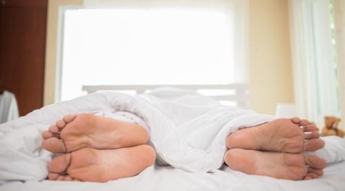 De ce mulți oameni dorm acoperiți, dar cu picioarele descoperite
