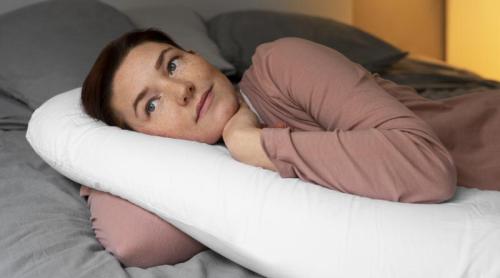 De ce ne năpădesc gândurile înainte de a adormi. Trucul simplu care ne curăță mintea