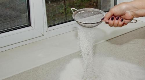 De ce pun unii oameni sare lângă fereastră. Ce spune știința despre acest obicei