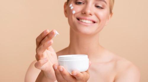 De ce recipientele din plastic pot compromite crema de față