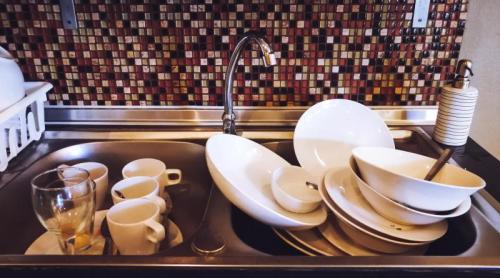 De ce să nu lași vasele nespălate în chiuvetă