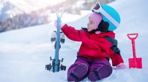 De la ce vârstă poate un copil să meargă la schi? Când este momentul potrivit, timpul recomandat pe zăpadă și cum să faci experiența plăcută și sigură
