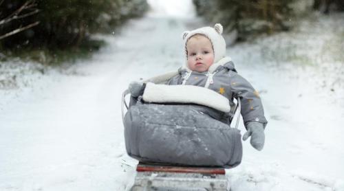 Este o problemă dacă nu scot copilul afară din cauza frigului? Un expert răspunde părinților care sunt la început de drum