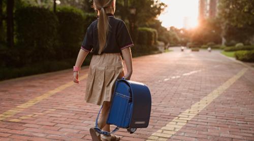 „Îl înscriu la școală sau îl mai țin încă un an la grădiniță?” 5 semne care arată că un copil are nevoie de un „an de creștere”, potrivit unui specialist în dezvoltare