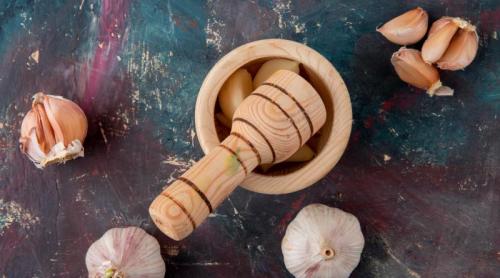 În ce se face corect mujdeiul de usturoi. Materialul care păstrează aroma și gustul intens