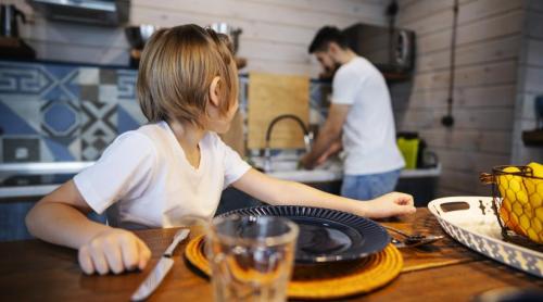 „În fiecare dimineață în care ridici tonul, în corpul tău și al copilului se declanșează hormoni de stres”. Semnal de alarmă tras de Urania Cremene