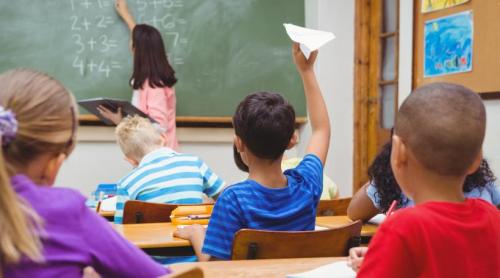 „Le faceți viața prea ușoară copiilor!” Profesorii spun că părinții fac constant aceste lucruri și că efectele se văd în clasă