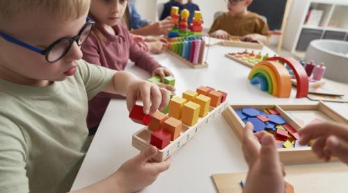 „Lucrurile au scăpat de sub control!” Un profesor atrage atenția că educația copiilor a devenit o formă de consum / VIDEO