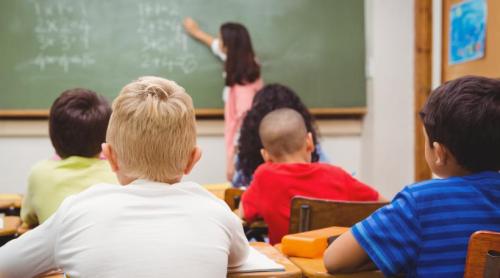 O profesoară spune cum îi recunoaște în clasă pe copiii expuși prea mult la ecrane acasă