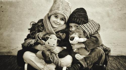 Parenting în istorie. De la copii care învățau să reziste în anii 1930, la copii lăsați singuri în anii 1970 și copii supraîncărcați în anii 2010